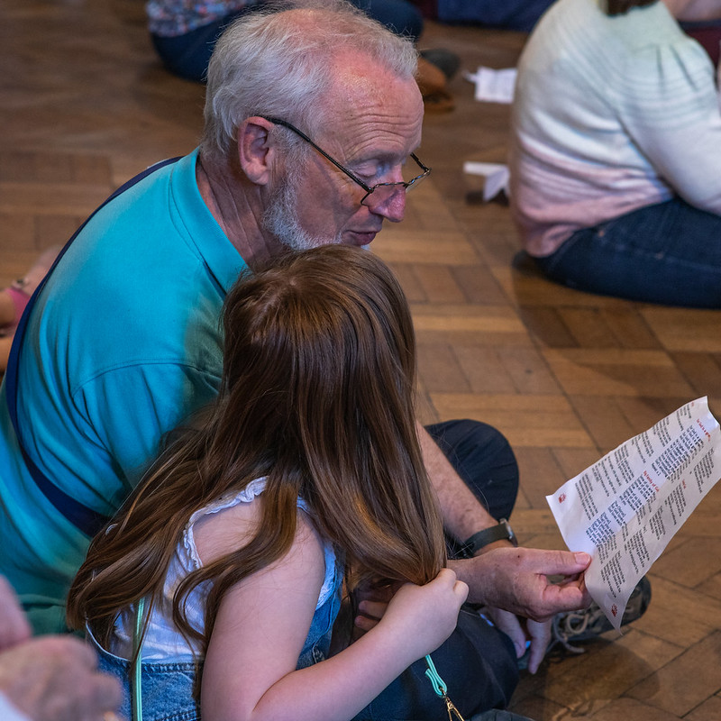 MC older man and young girl MCDS Southwark Cathedral May 21 800 x 800